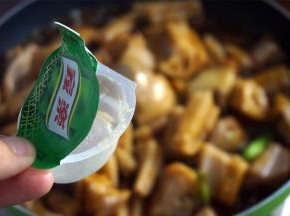 放入一块家乐炆炖浓汤宝。