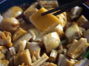 放入1/4片黄糖，然后将食材拌均匀。