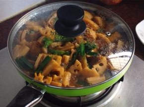 将蒜尾放入，然后盖锅，中火焖5~8分钟即可。