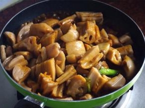 加入半饭碗清水。