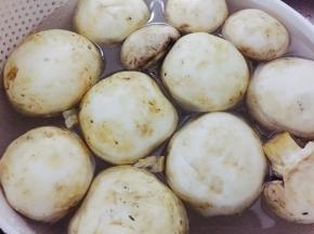 口蘑放入清水中洗净，切片。姜蒜备好。