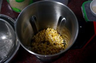 第二天起床时，取出冰箱冷藏的玉米粒，放入破壁机。