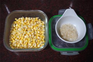 晚上提前将玉米粒剥下来，放保鲜盒保存。