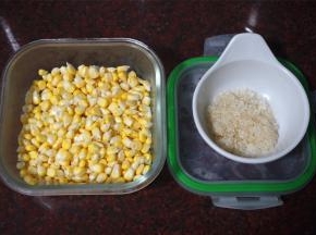 晚上提前将玉米粒剥下来，放保鲜盒保存。