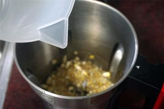 加入清水至1000毫升刻度处。