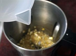 加入清水至1000毫升刻度处。