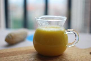 将玉米汁过滤一下，口感更好。