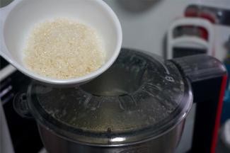 程序结束后趁热加入砂糖，再手动搅打10秒融糖。