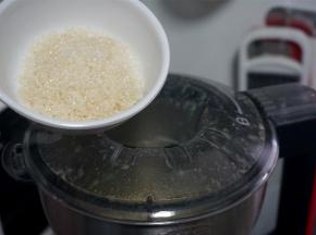 程序结束后趁热加入砂糖，再手动搅打10秒融糖。