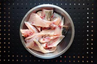 将草鱼洗净后切成厚块。