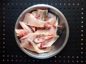 将草鱼洗净后切成厚块。
