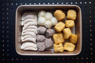 鱼皮角，牛肉丸子，墨鱼丸子取出解冷。与豆腐卜同放一盘。