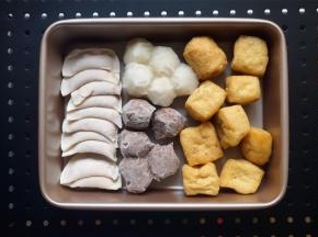 鱼皮角，牛肉丸子，墨鱼丸子取出解冷。与豆腐卜同放一盘。