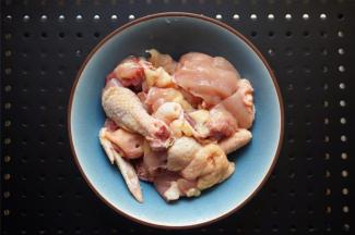 光鸡洗净后切块。