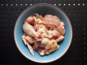 光鸡洗净后切块。