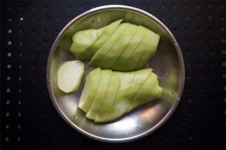佛手瓜去皮后切片。