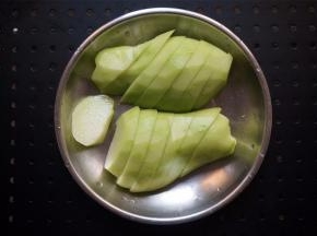 佛手瓜去皮后切片。