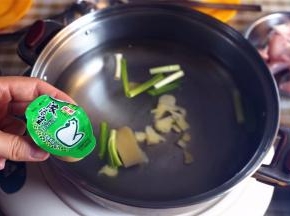 汤锅中放入蒜白，姜片，两片家乐浓汤宝，然后加入半锅清水。