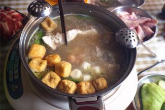 浓汤底的火锅比清汤底更有食欲哦，好香好吃~