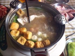 浓汤底的火锅比清汤底更有食欲哦，好香好吃~