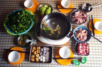 启动电磁炉，烧水，水沸腾后即可放肉刷火锅。