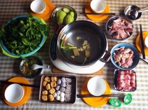 启动电磁炉，烧水，水沸腾后即可放肉刷火锅。