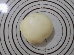 10、晾凉的冰皮用手揉均匀，不要有疙瘩哟。