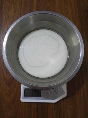 2、、将牛奶、玉米油和白糖称量好后混合均匀。