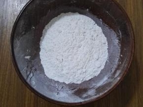 7、将10克糯米粉炒熟做手粉用。