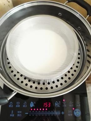 6、锅中烧开水，水开后，将牛奶和粉类的混合液体放蒸锅中蒸25分钟。