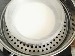 6、锅中烧开水，水开后，将牛奶和粉类的混合液体放蒸锅中蒸25分钟。
