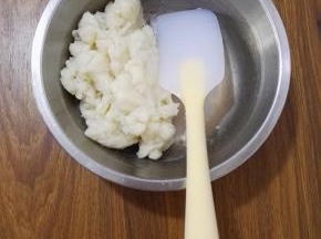 8、蒸好的冰皮用刮刀拌匀，放一旁晾凉。