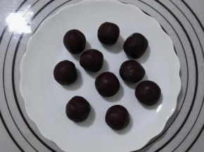 9、将红豆馅20克一个，称量10个备用。