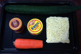 准备主食材：青瓜，胡萝卜，车仔面，金枪鱼罐头，XO酱。