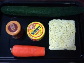 准备主食材：青瓜，胡萝卜，车仔面，金枪鱼罐头，XO酱。