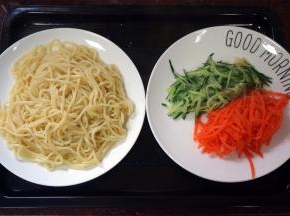 车仔面用沸水煮熟，捞起。青瓜、胡萝卜刨丝，在沸水中拖焯一下。
