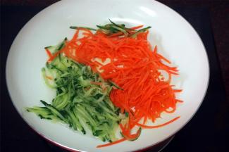 热锅，下油，放入青瓜丝、胡萝卜丝翻炒片刻。