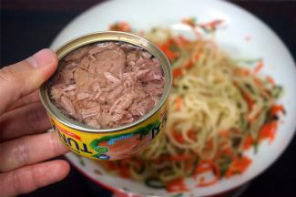 接着加入约五分之四罐金枪鱼罐头（我留下少许试吃，全部放入也没问题的）。