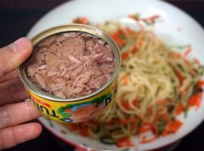 接着加入约五分之四罐金枪鱼罐头（我留下少许试吃，全部放入也没问题的）。