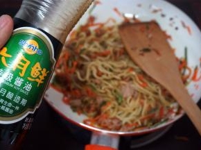 淋入适量的酱油，拌均匀。