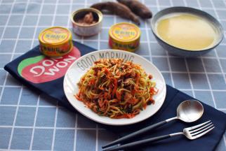 面条装碟，搭配豆浆或米糊，开启美味的早餐。