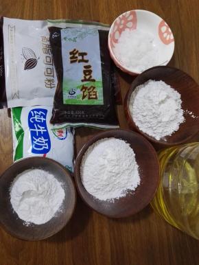 1、原料：糯米粉、粘米粉、澄粉、牛奶、玉米油、红豆馅、白糖、可可粉。