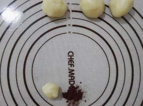 11、将冰皮30克一个，称量10个冰皮，剩下的一点冰皮，用2克的可可粉揉匀。