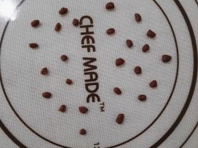 12、将可可冰皮揪成一点点的小粒，揉圆。