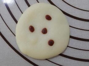 14、用手掌慢慢地将冰皮按压成大的面片。