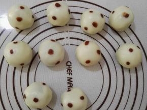 16、将10个冰皮都做好。