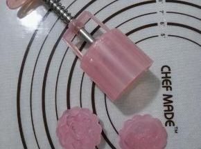 17、准备好月饼模具，安装自己喜欢的花片。