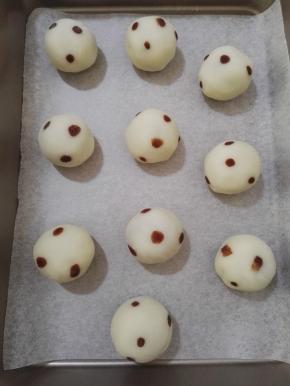 18、月饼坯的表面用手抹上薄薄的一层手粉防粘。