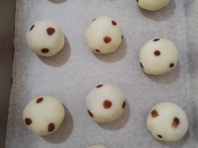 18、月饼坯的表面用手抹上薄薄的一层手粉防粘。