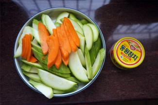 云南小瓜、红萝卜洗净后切片。